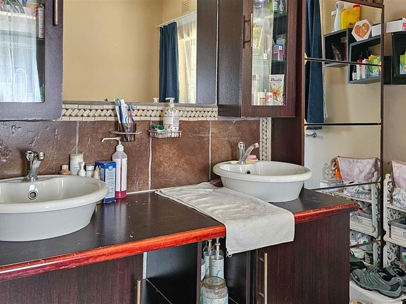 Welcoming Family house with Modern Upgrades - Photo 8