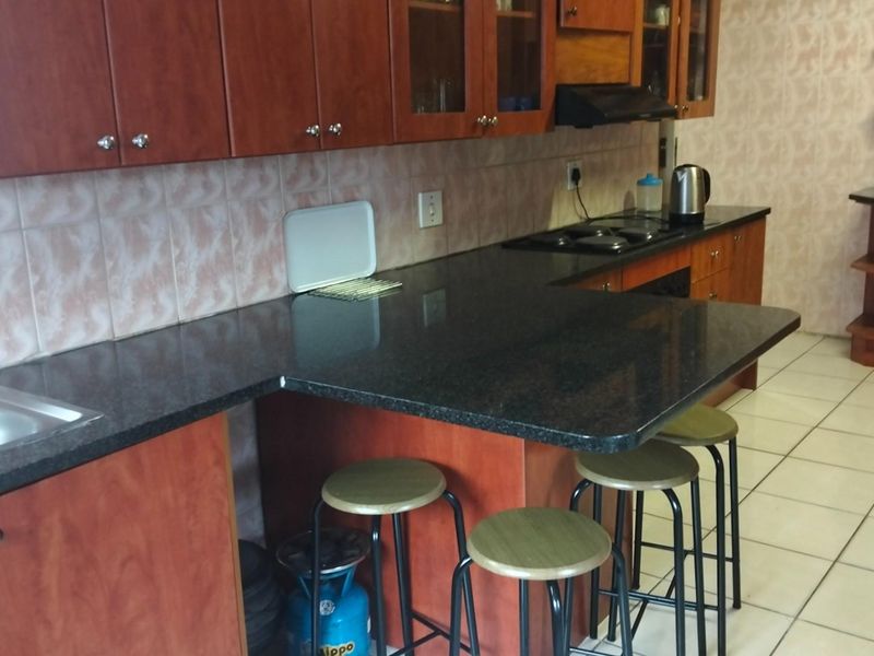 6 Beds 2 Baths 1 Servants Quarters, Single Garage, 4 Carports, 1192sqm  Variety of 12 Fruit Trees - Photo 10