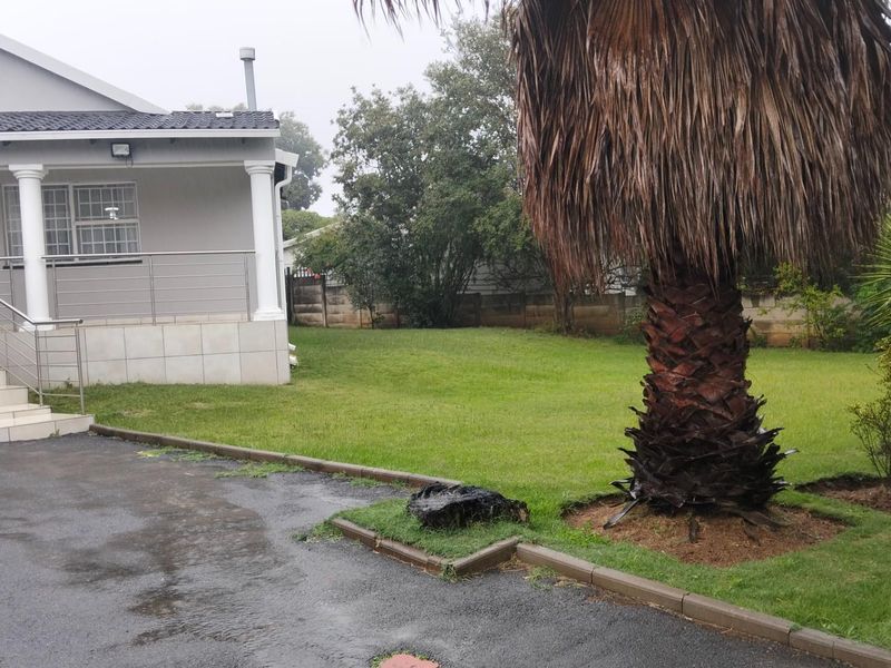 6 Beds 2 Baths 1 Servants Quarters, Single Garage, 4 Carports, 1192sqm  Variety of 12 Fruit Trees - Photo 3