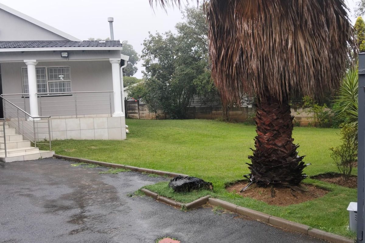 6 Beds 2 Baths 1 Servants Quarters, Single Garage, 4 Carports, 1192sqm  Variety of 12 Fruit Trees - Photo 3