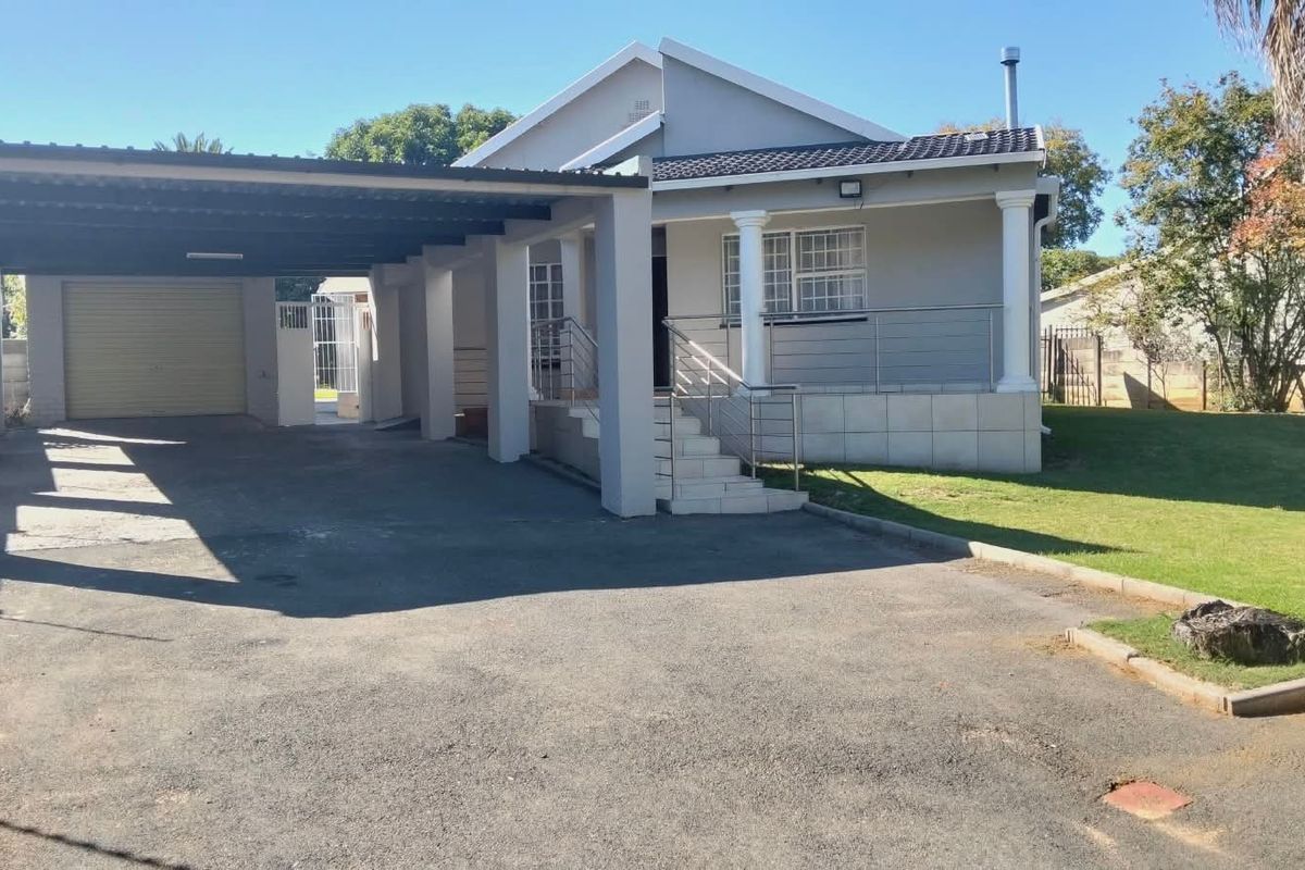 6 Beds 2 Baths 1 Servants Quarters, Single Garage, 4 Carports, 1192sqm  Variety of 12 Fruit Trees - Photo 2