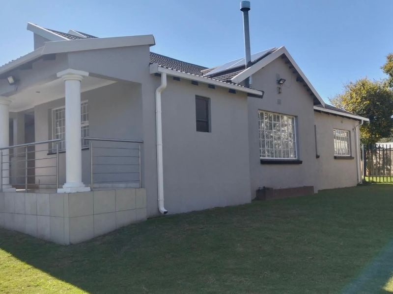 6 Beds 2 Baths 1 Servants Quarters, Single Garage, 4 Carports, 1192sqm  Variety of 12 Fruit Trees - Photo 3