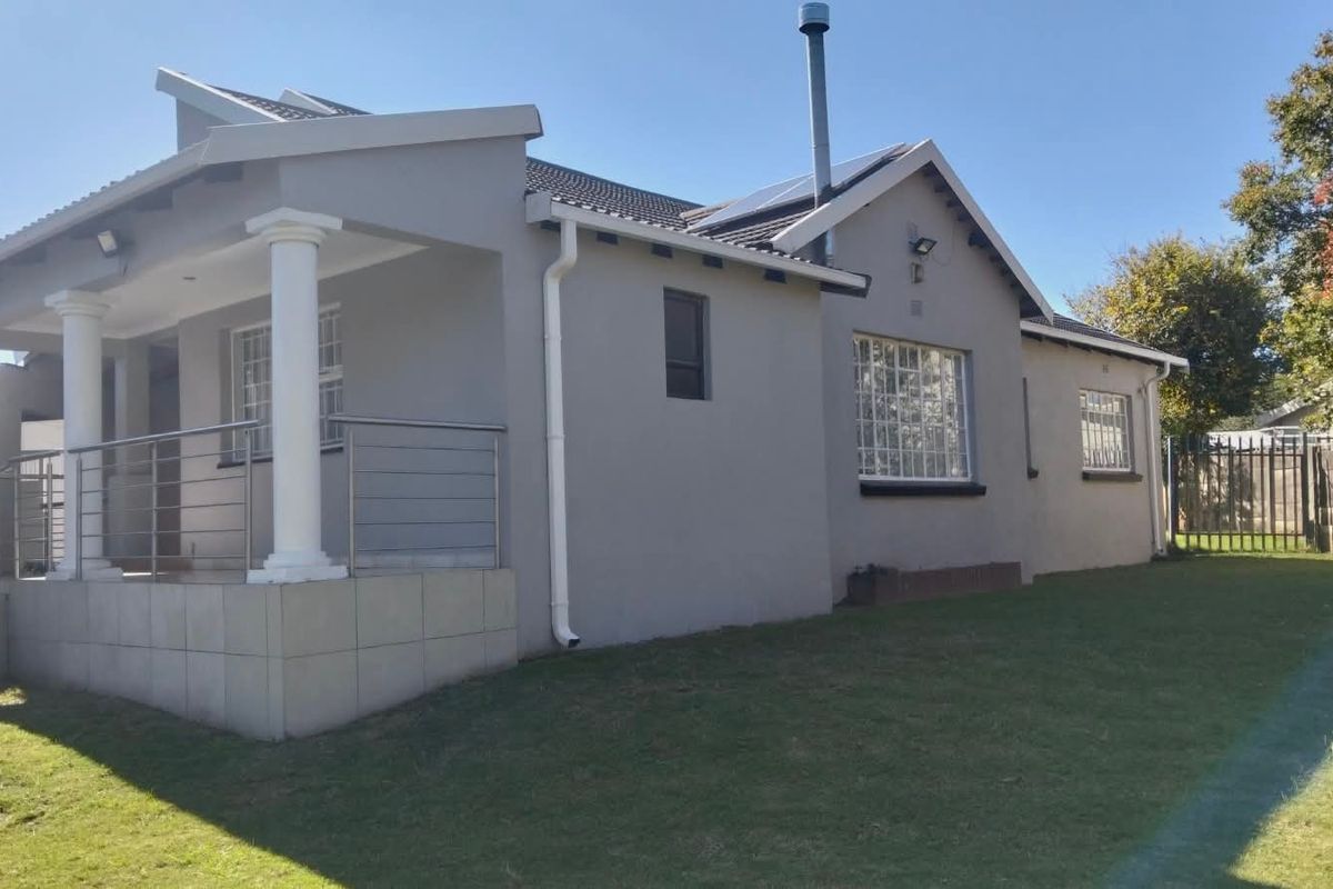6 Beds 2 Baths 1 Servants Quarters, Single Garage, 4 Carports, 1192sqm  Variety of 12 Fruit Trees - Photo 3