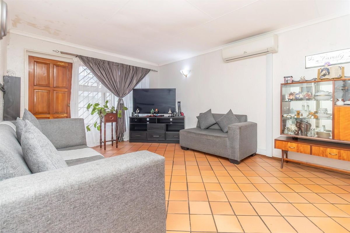 ​AFFORDABLE SINGLE-STOREY UNIT WITH GREAT POTENTIAL... AND NO STAIRS! - Photo 2