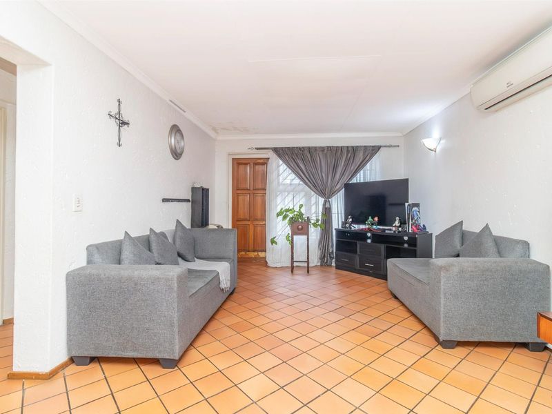 ​AFFORDABLE SINGLE-STOREY UNIT, PET-FRIENDLY WITH GARDEN... AND NO STAIRS! - Photo 1