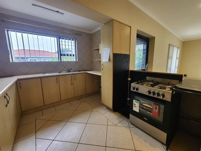 It's the size that counts in this home with 4 garages and a store room - Photo 6