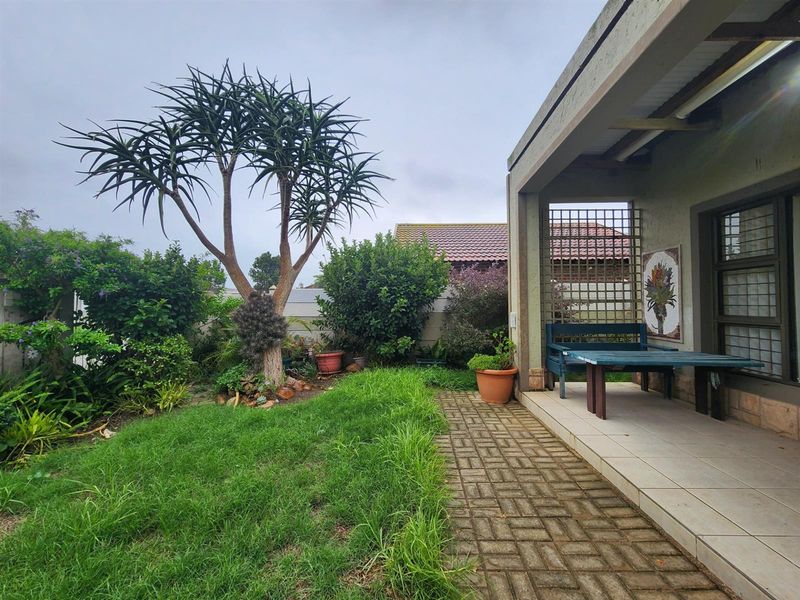 It's the size that counts in this home with 4 garages and a store room - Photo 2