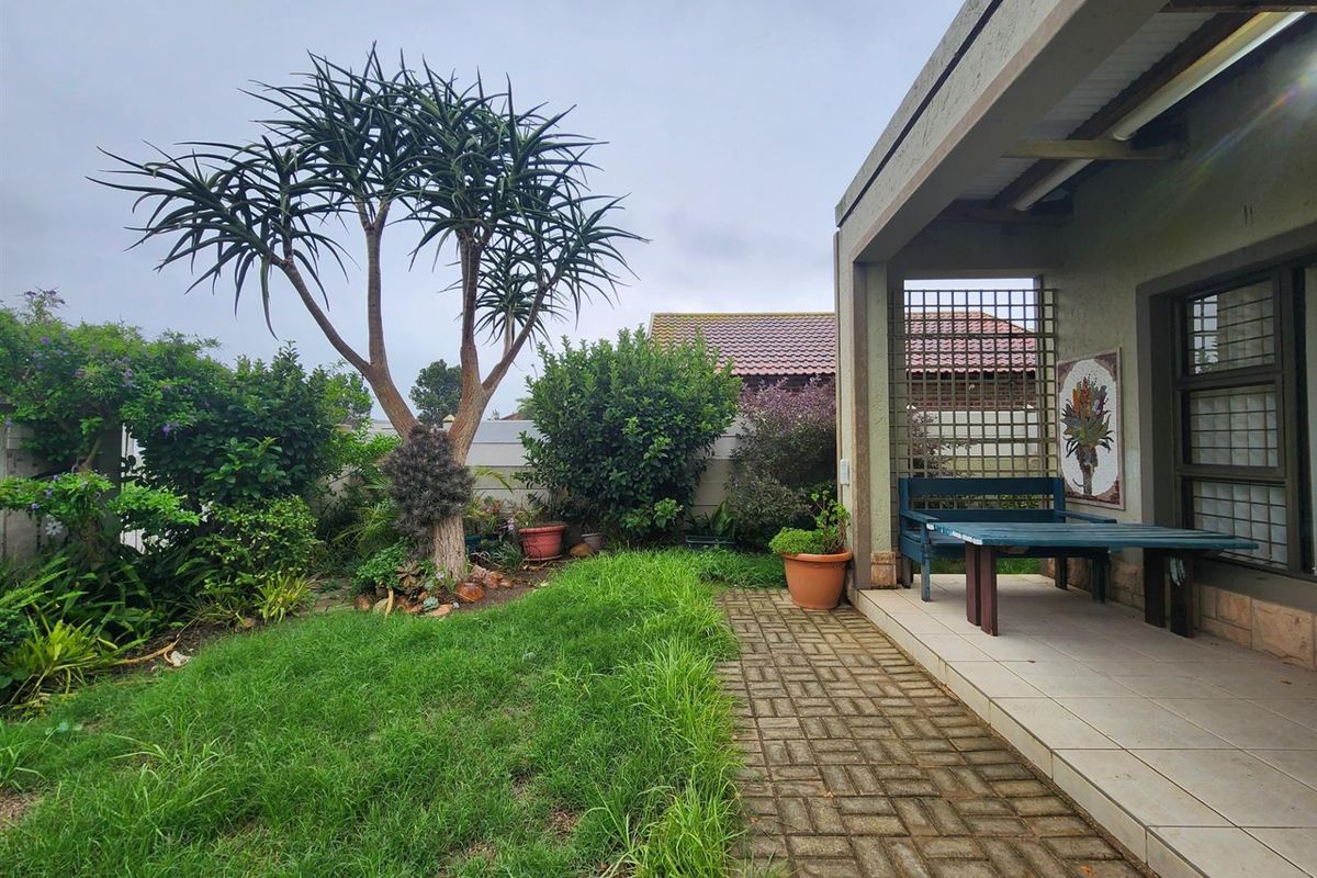 It's the size that counts in this home with 4 garages and a store room - Photo 2