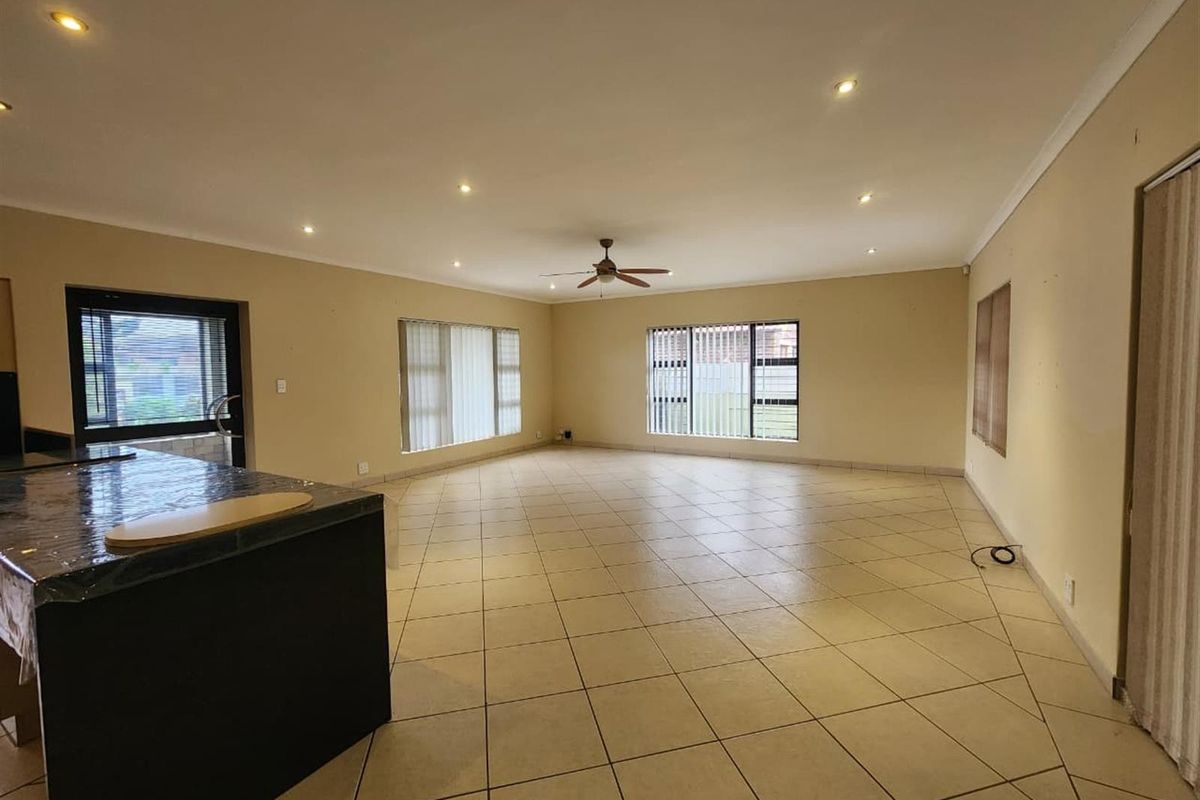 It's the size that counts in this home with 4 garages and a store room - Photo 3