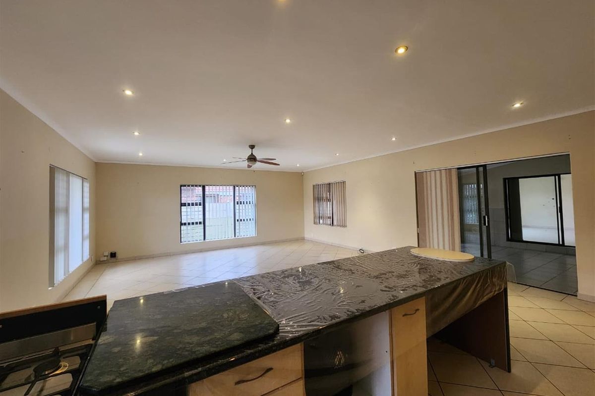 It's the size that counts in this home with 4 garages and a store room - Photo 5