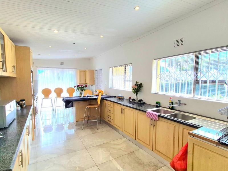 Modern 4-Bedroom Home with Large Plot - Endless Development Potential - Photo 4