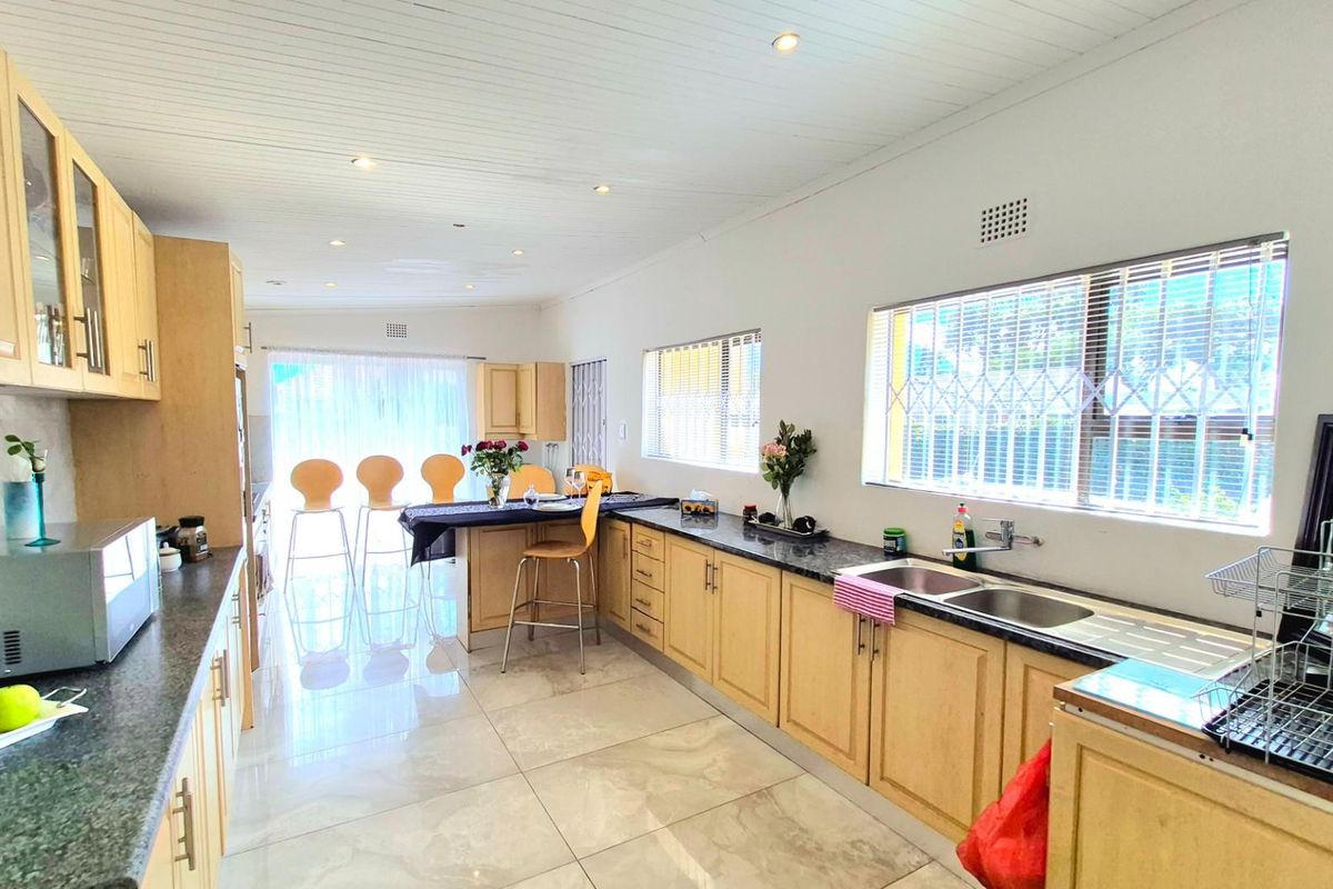 Modern 4-Bedroom Home with Large Plot - Endless Development Potential - Photo 4