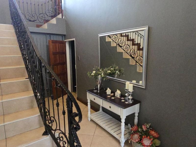 Elegant Family Living with Poolside Entertainment, and Backup Power - DUAL MANDATE! - Photo 5