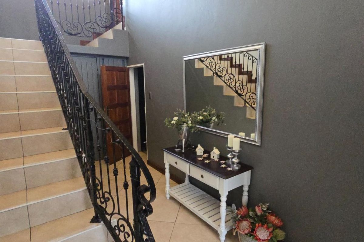 Elegant Family Living with Poolside Entertainment, and Backup Power - DUAL MANDATE! - Photo 5