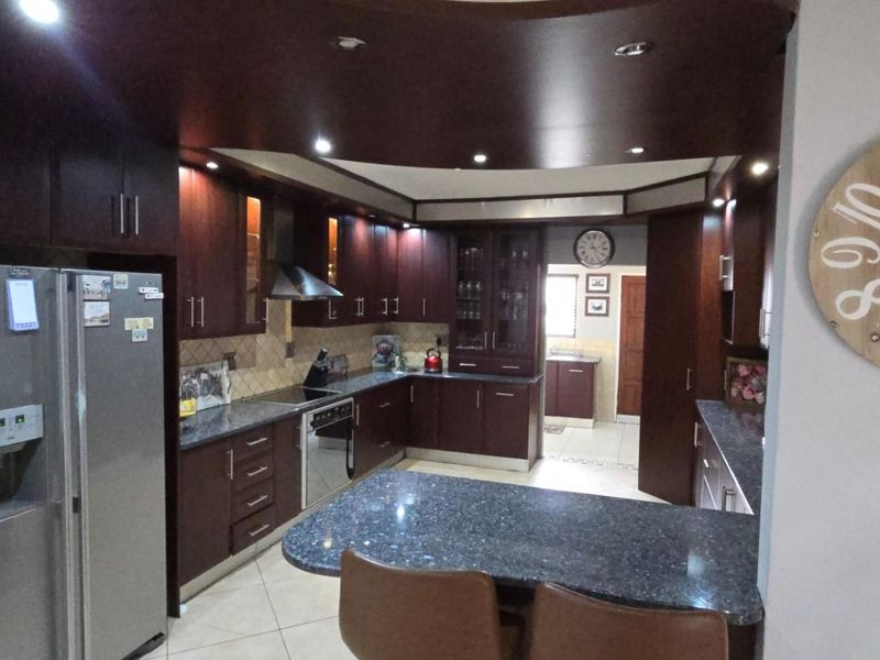 Elegant Family Living with Poolside Entertainment, and Backup Power - DUAL MANDATE! - Photo 10