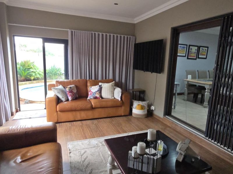 Elegant Family Living with Poolside Entertainment, and Backup Power - DUAL MANDATE! - Photo 8