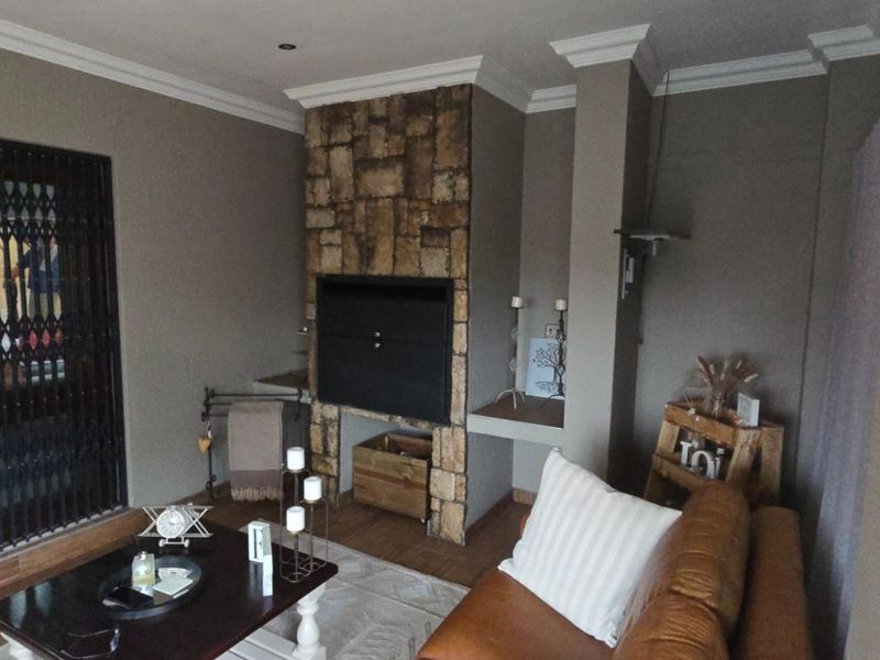 Elegant Family Living with Poolside Entertainment, and Backup Power - DUAL MANDATE! - Photo 9