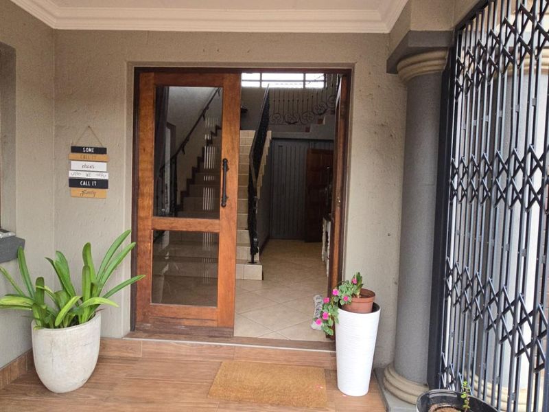 Elegant Family Living with Poolside Entertainment, and Backup Power - DUAL MANDATE! - Photo 3