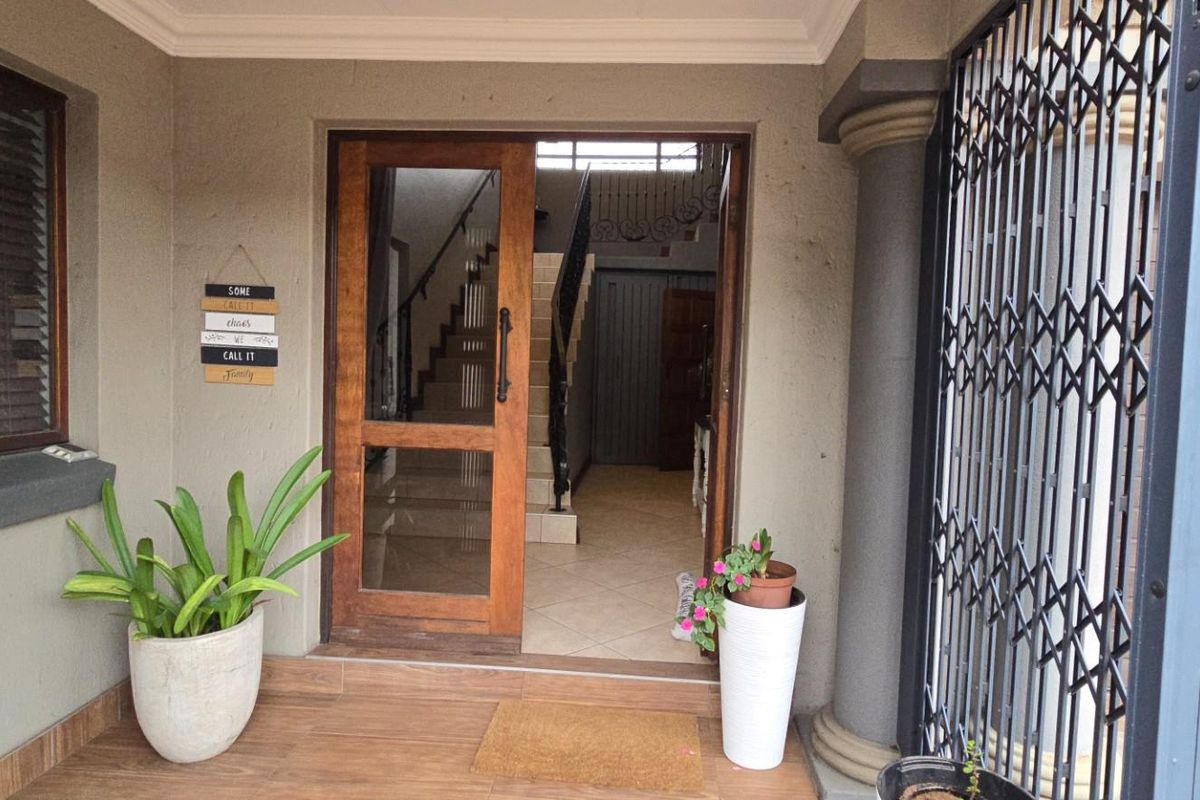 Elegant Family Living with Poolside Entertainment, and Backup Power - DUAL MANDATE! - Photo 3