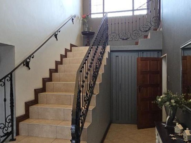 Elegant Family Living with Poolside Entertainment, and Backup Power - DUAL MANDATE! - Photo 4