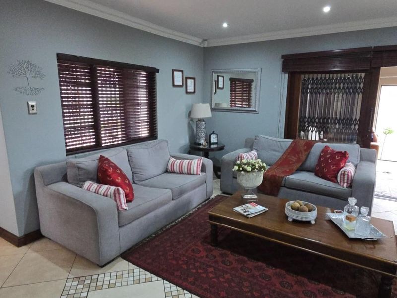 Elegant Family Living with Poolside Entertainment, and Backup Power - DUAL MANDATE! - Photo 7