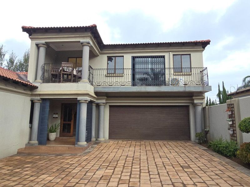 Elegant Family Living with Poolside Entertainment, and Backup Power - DUAL MANDATE! - Photo 2