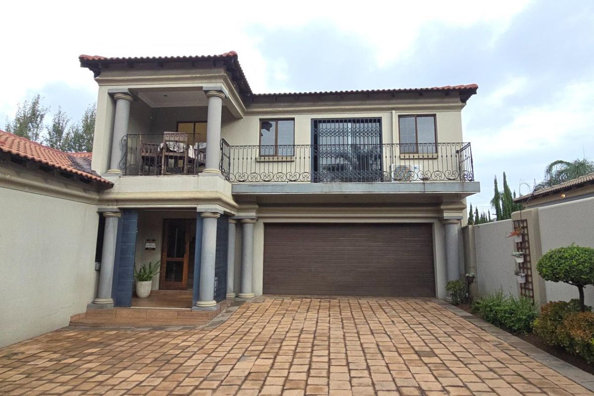 Elegant Family Living with Poolside Entertainment, and Backup Power - DUAL MANDATE! - Photo 2