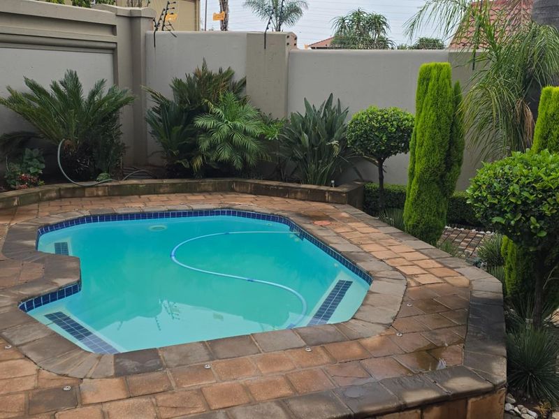 Elegant Family Living with Poolside Entertainment, and Backup Power - DUAL MANDATE! - Photo 1