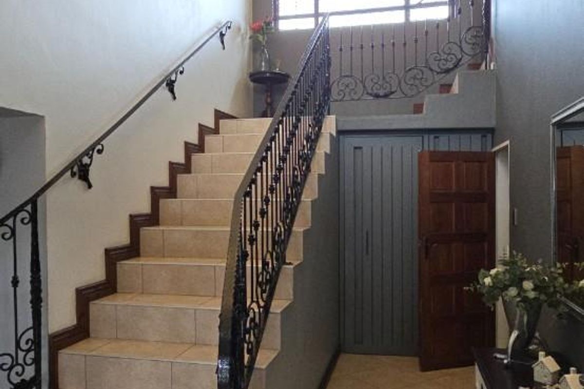 Elegant Family Living with Poolside Entertainment, and Backup Power - DUAL MANDATE! - Photo 4