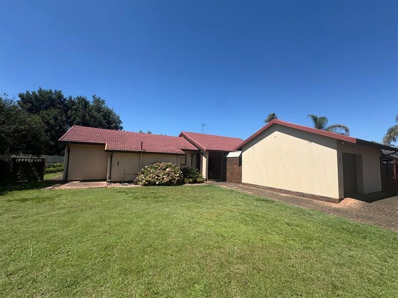 Renovator's Dream in a Prime Spot - 50m from School! - Photo 3