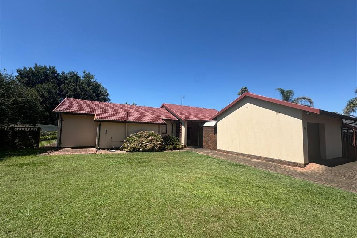 Renovator's Dream in a Prime Spot - 50m from School! - Photo 3