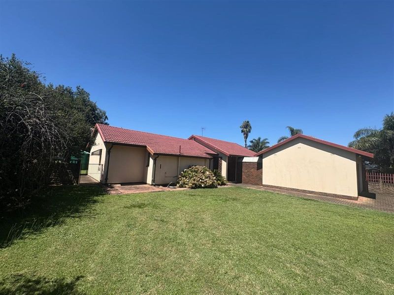 Renovator's Dream in a Prime Spot - 50m from School! - Photo 4