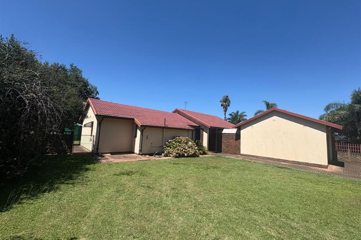 Renovator's Dream in a Prime Spot - 50m from School! - Photo 4