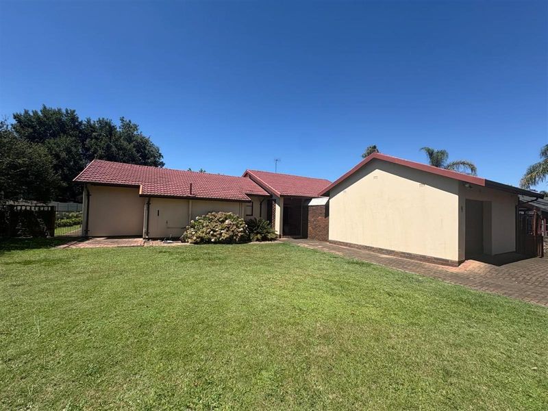 Renovator's Dream in a Prime Spot - 50m from School! - Photo 2