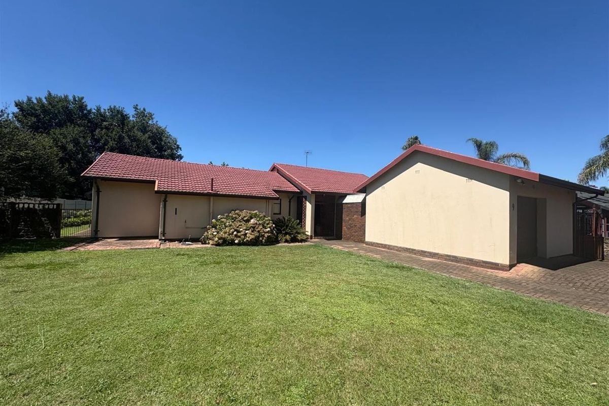 Renovator's Dream in a Prime Spot - 50m from School! - Photo 2