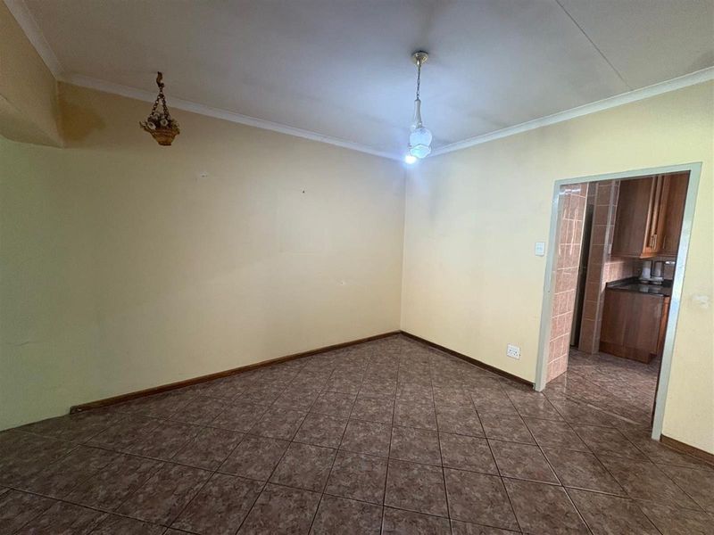 Renovator's Dream in a Prime Spot - 50m from School! - Photo 6