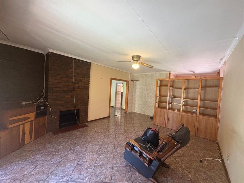 Renovator's Dream in a Prime Spot - 50m from School! - Photo 8