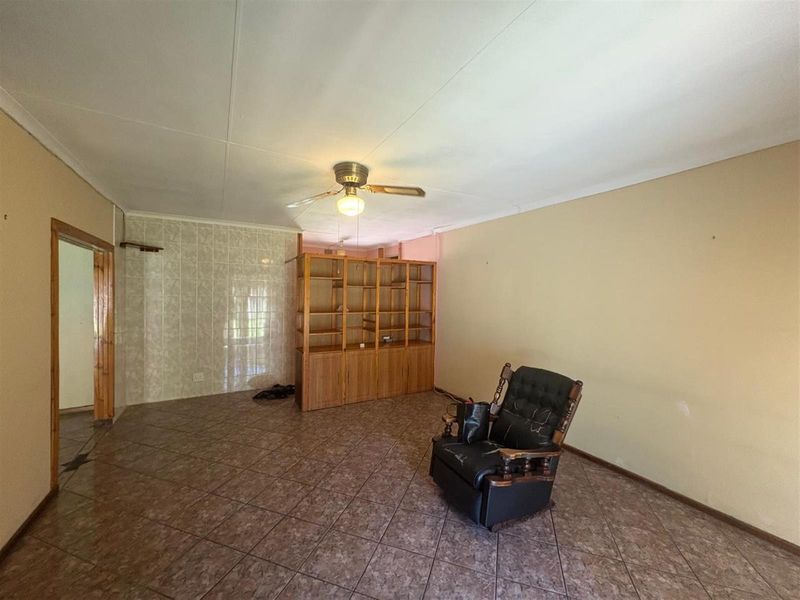 Renovator's Dream in a Prime Spot - 50m from School! - Photo 7