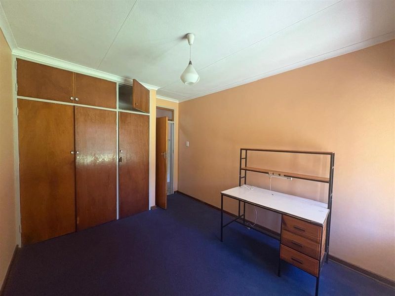 Renovator's Dream in a Prime Spot - 50m from School! - Photo 9