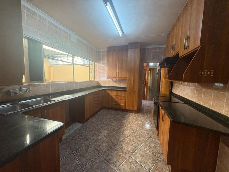 Renovator's Dream in a Prime Spot - 50m from School! - Photo 3