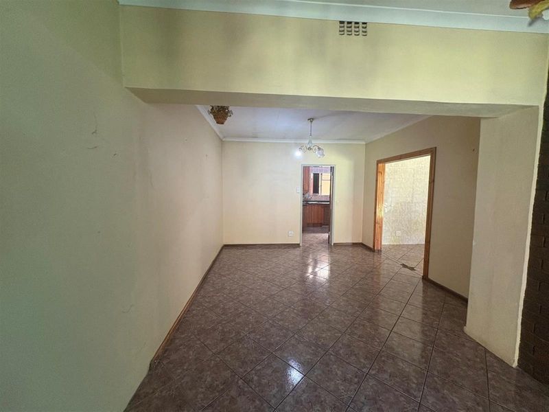 Renovator's Dream in a Prime Spot - 50m from School! - Photo 5