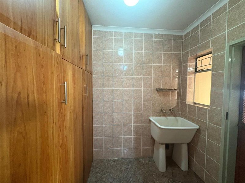 Renovator's Dream in a Prime Spot - 50m from School! - Photo 4