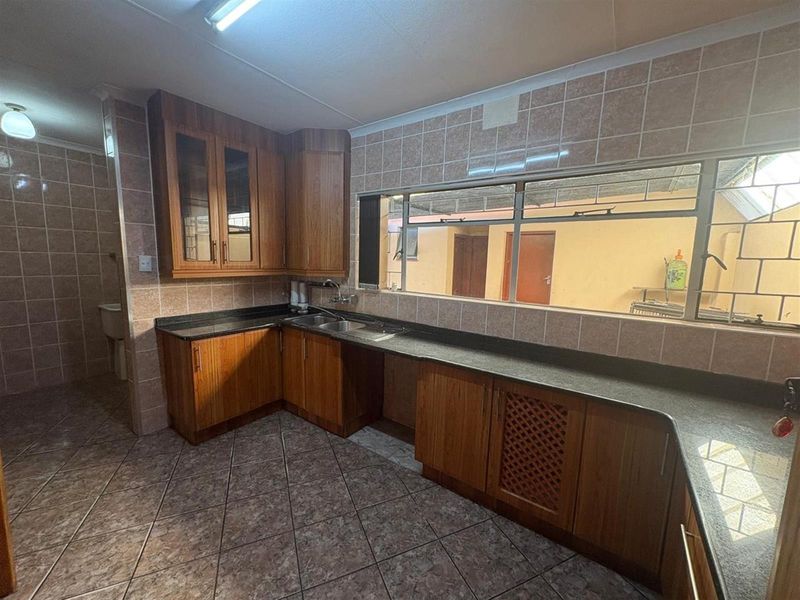 Renovator's Dream in a Prime Spot - 50m from School! - Photo 2