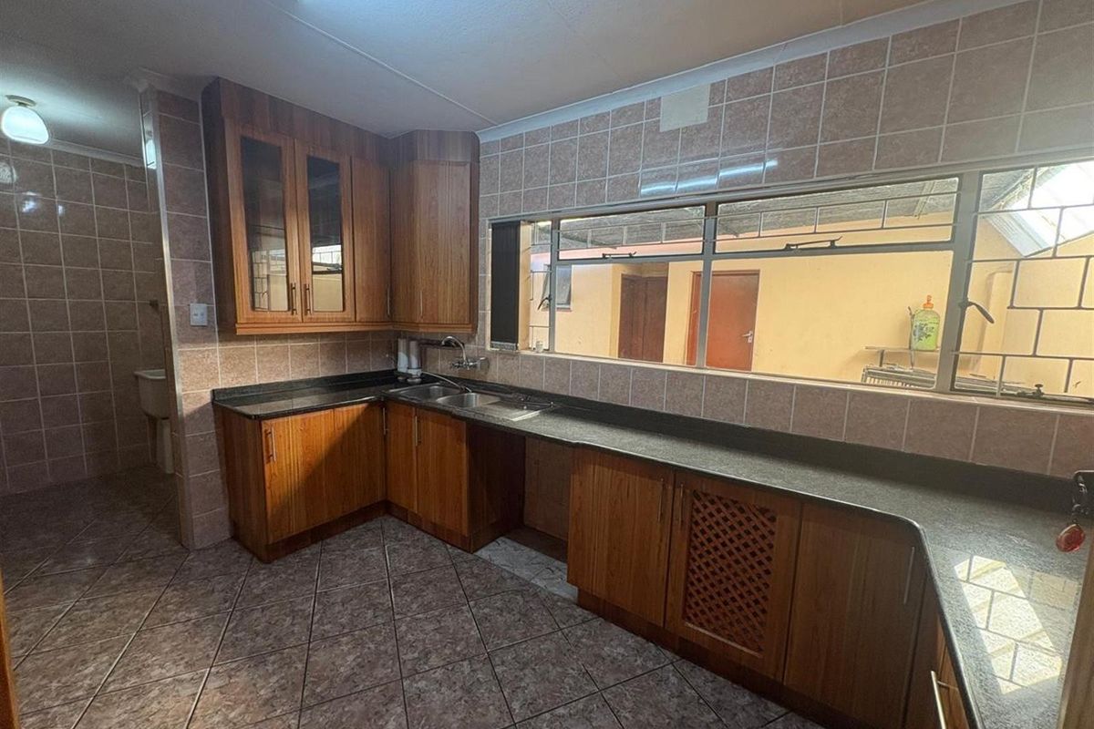 Renovator's Dream in a Prime Spot - 50m from School! - Photo 5