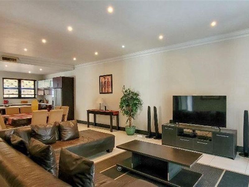 Spacious 3-Bedroom Apartment in Prestigious Zimbali Estat - Photo 4