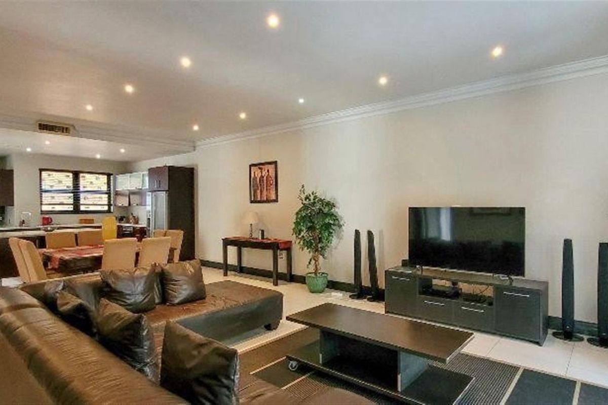 Spacious 3-Bedroom Apartment in Prestigious Zimbali Estat - Photo 4