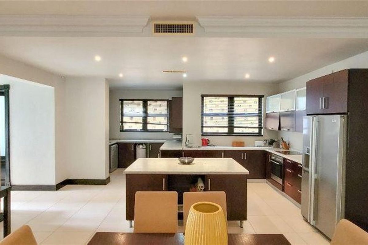 Spacious 3-Bedroom Apartment in Prestigious Zimbali Estat - Photo 3
