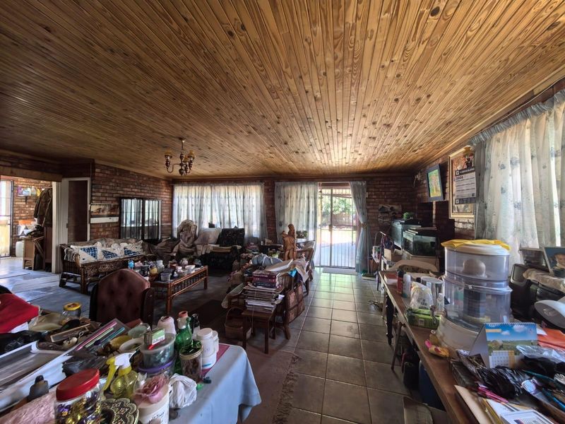 Unlock the Potential: A Spacious Family Canvas in the Heart of Hadison Park, Kimberley - Photo 2