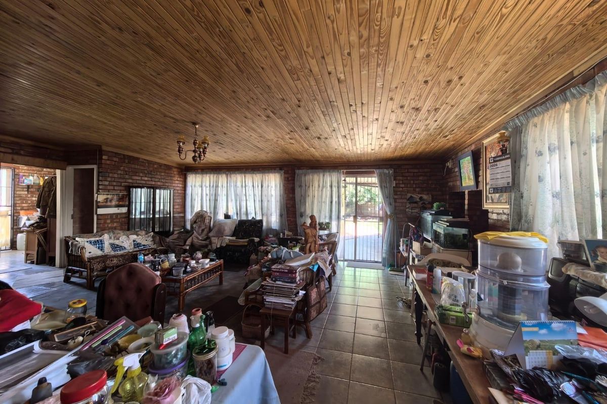 Unlock the Potential: A Spacious Family Canvas in the Heart of Hadison Park, Kimberley - Photo 2