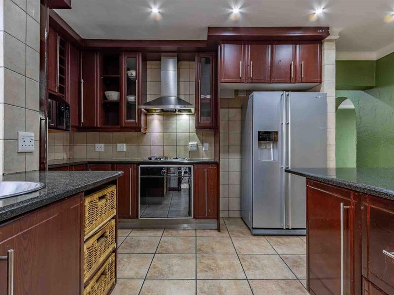 Ville D’Fleur Estate - Elegant Family Living with a Touch of Luxury - Photo 2